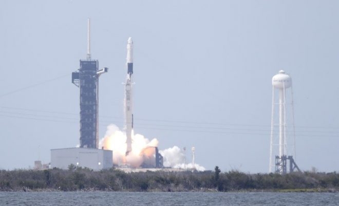SpaceX insanlı uçuşu başarılı şekilde gerçekleşti