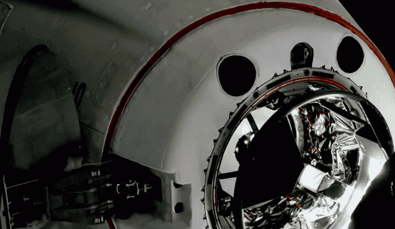 SpaceX’in ilk mürettebatlı uzay aracı, Uluslararası Uzay İstasyonu’na başarıyla yerleştirildi