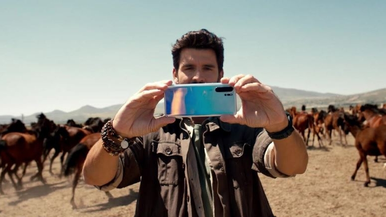 Huawei Dev Kameralı Bir Telefon Patenti Aldı!