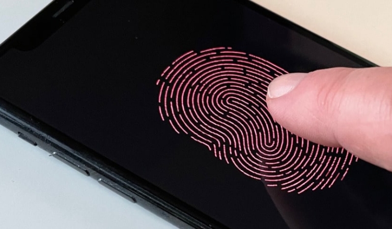 Apple, Antenleri ve Dokunmatik Kimliği Ekrana Yerleştirmek Adına