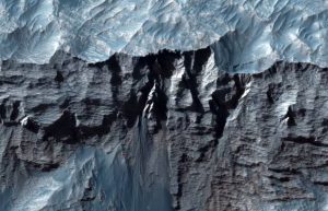 NASA, devasa Mars kanyonunun yeni görüntülerini gösteriyor !