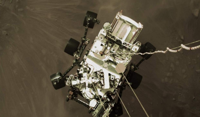 Efsanevi yeni fotoğraflar, Mars’a vahşi inişi sırasında NASA Perseverance gezgini gösteriyor
