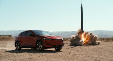 Ford Mustang Mach-E’nin yerçekimi, şimşek ve acayip bir rokete karşı savaşını izleyin