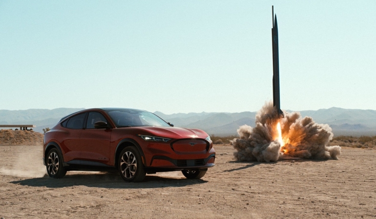 Ford Mustang Mach-E’nin yerçekimi, şimşek ve acayip bir rokete karşı savaşını izleyin