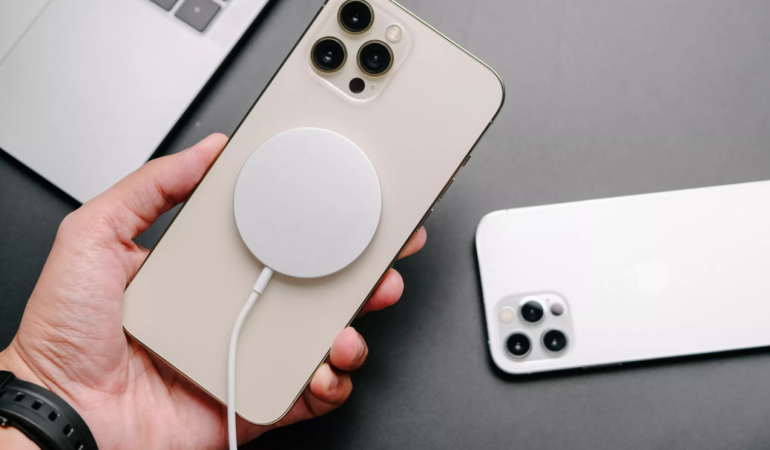 Apple, MagSafe Pil Paketi Üzerine Çalışıyor Ancak Teknik Sorunlar Piyasaya Sürülmesini Geciktiriyor!