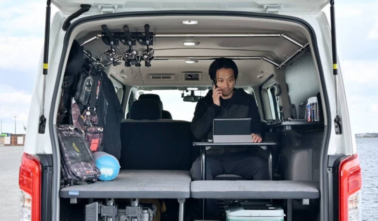 Nissan minibüs yaşam konsepti, yolda çalışmak için küçük bir masa içerir
