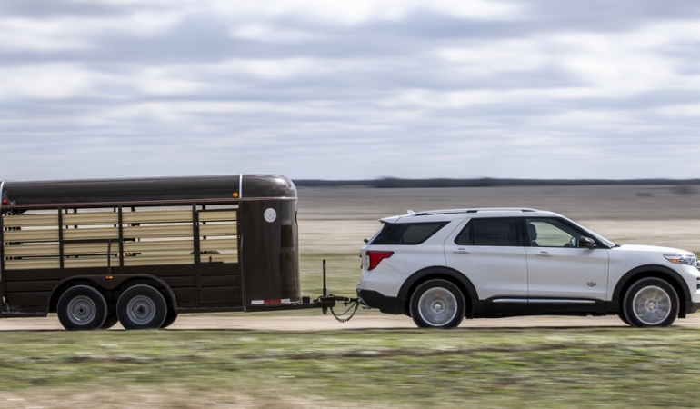 2021 Ford Explorer King Ranch, kahverengi deri ve Batı cazibesini andırıyor