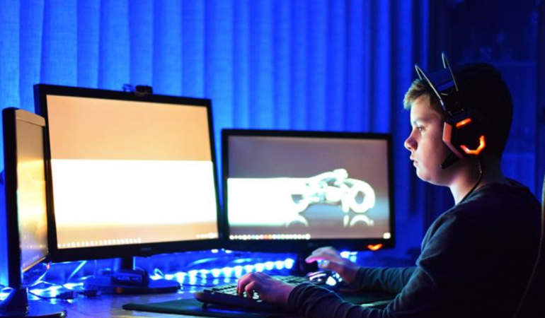 Sekiz Yaşındaki Fortnite Oyuncusuna Profesyonelliğe Dönmesi İçin 33.000$ ve 5.000$ Değerinde Bilgisayar Verildi!