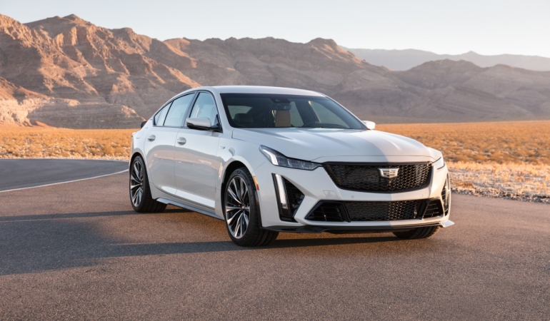 Cadillac’ın ilk üretim V Serisi Blackwing sedanları açık artırmada 430.000 dolar topladı