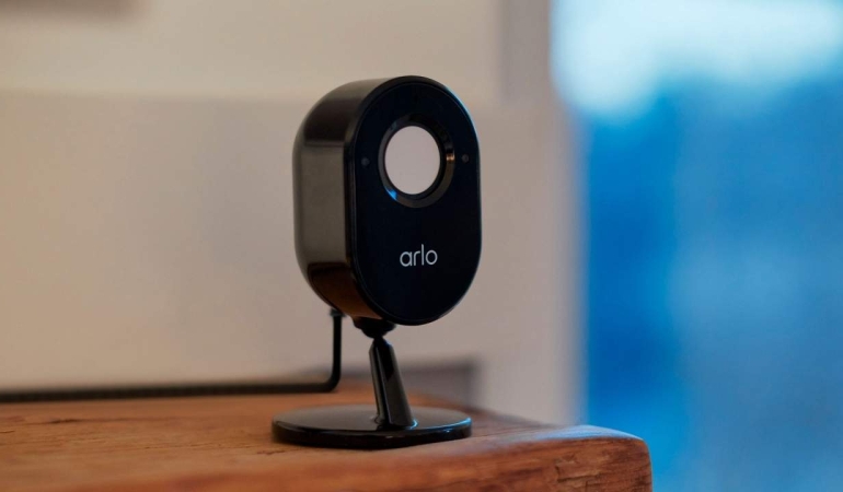 Arlo Essential İç Mekan Kamerası artık ön sipariş için mevcut