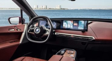BMW iDrive 8 büyük ekranları, daha az düğmeyi, 5G’yi ve otonomiye giden yolu kucaklıyor