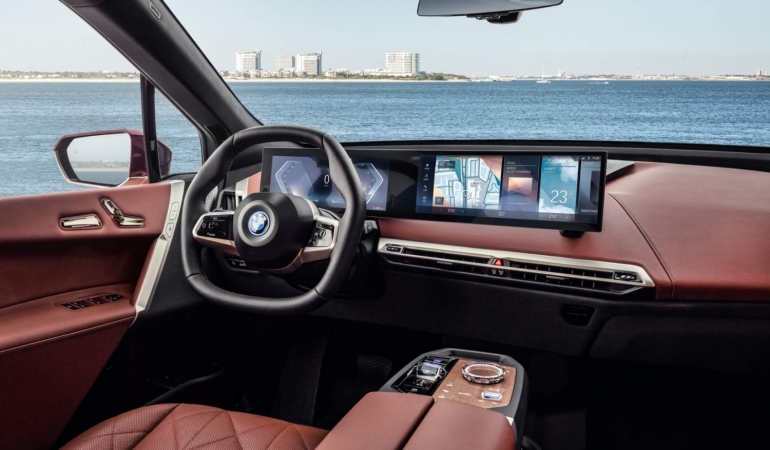 BMW iDrive 8 büyük ekranları, daha az düğmeyi, 5G’yi ve otonomiye giden yolu kucaklıyor