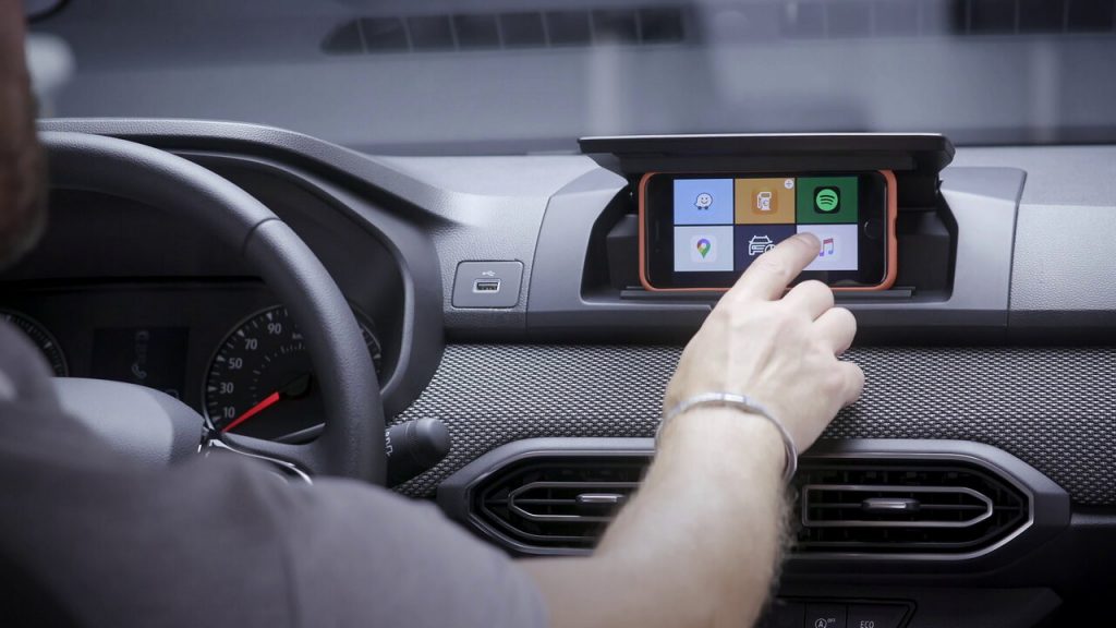 dacia-sandero-media-control-smartphone-infotainment-system-1