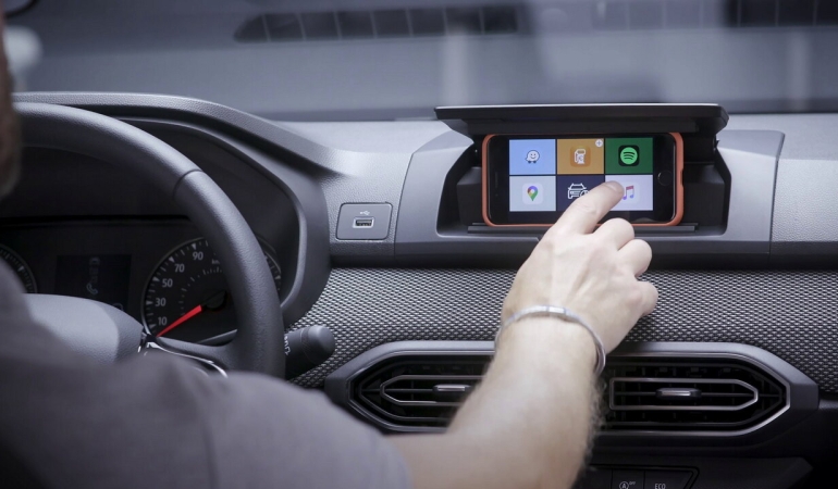 Dacia’nın yenilikçi Medya Kontrolü, akıllı telefonunuzu bir bilgi-eğlence ekranına dönüştürür