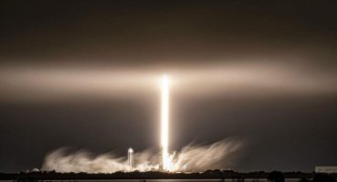 Gökyüzünde etkileyici bir ışık gösterisi için yapılmış bir Falcon 9 roketinden enkaz