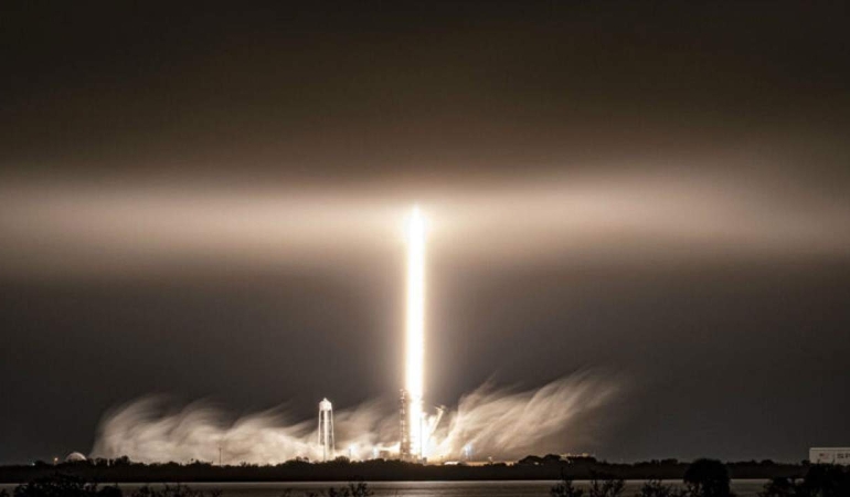 Gökyüzünde etkileyici bir ışık gösterisi için yapılmış bir Falcon 9 roketinden enkaz