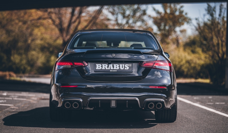 Brabus 800, E-Serisi lüks sedan kılığına giren yarışa hazır bir pist oyuncağıdır