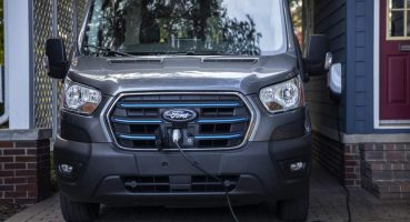Ford, elektrikli minibüs piyasaya çıkmadan önce 2022 E-Transit fiyatını düşürdü