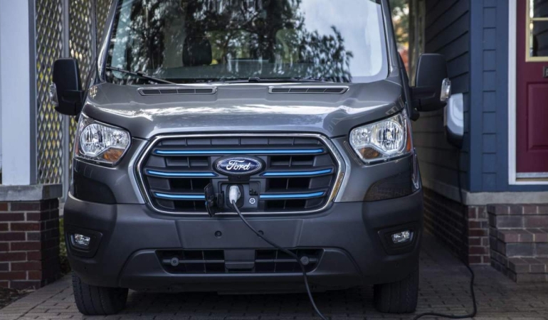 Ford, elektrikli minibüs piyasaya çıkmadan önce 2022 E-Transit fiyatını düşürdü