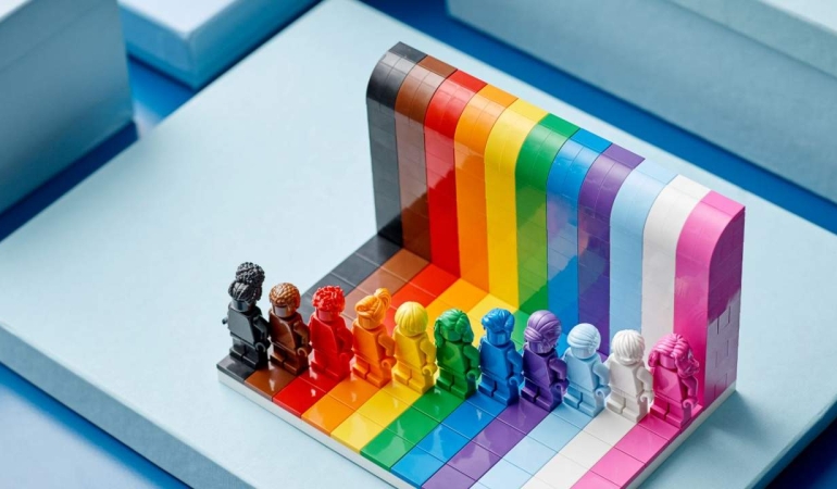 LEGO Everyone çeşitlilik seti Gurur Ayı ile başlıyor.