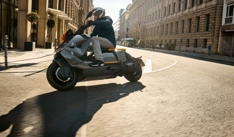 BMW CE 04, bilimkurgu film stiline sahip ancak çok gerçek bir fiyat etiketine sahip bir EV scooter’dır.