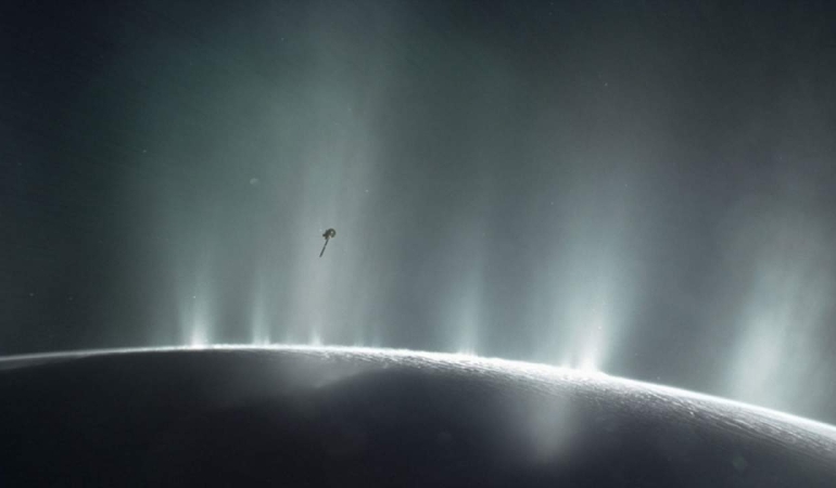 Çalışma, bilinen jeokimyasal süreçlerin Enceladus’un metanını açıklayamadığını söylüyor