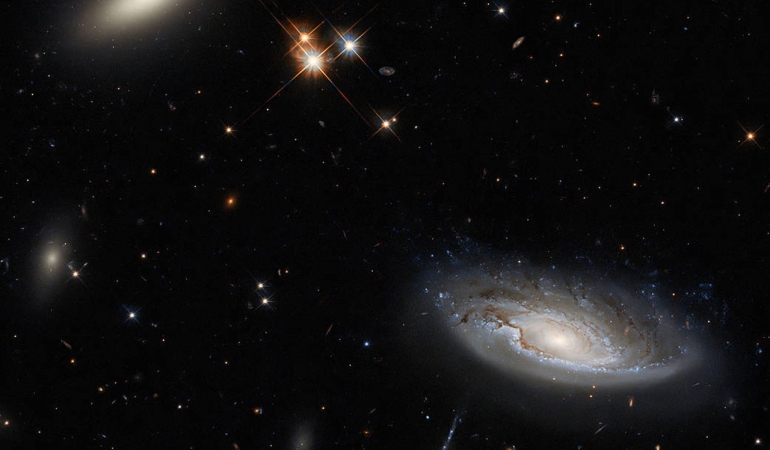NASA, Hubble tarafından çekilen iki büyük gökadayı gösteren güzel bir görüntü paylaşıyor
