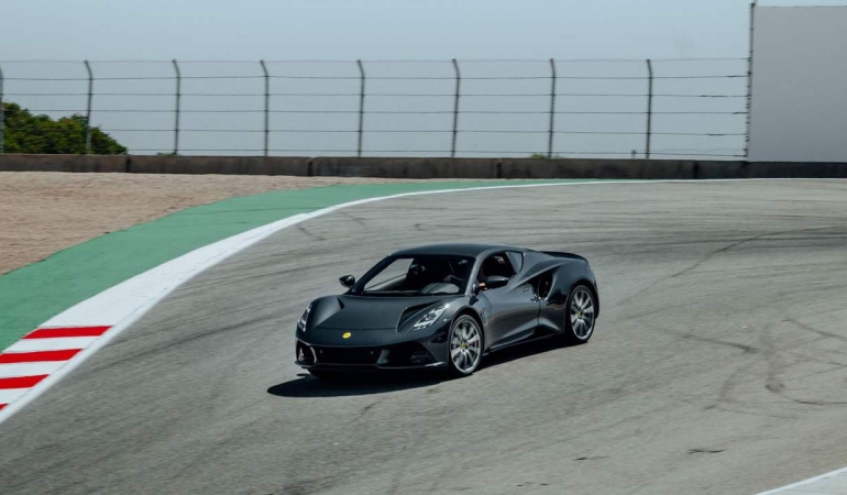 Lotus Emira, yanında bir F1 efsanesi ile eyalete indi