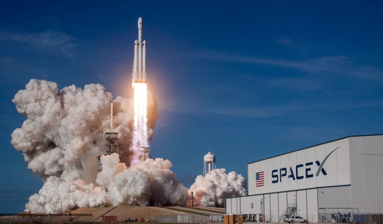 SpaceX, İlk Defa Sivil Kişileri Uzaya Çıkardı ve Uzay Turizmini Başlattı.