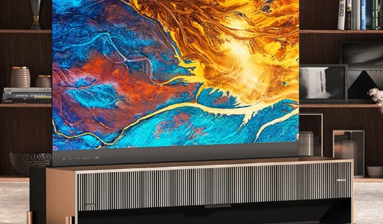 Hisense, Dünyada İlk Bükülebilir Ekranlı Lazer TV’sini Duyurdu.