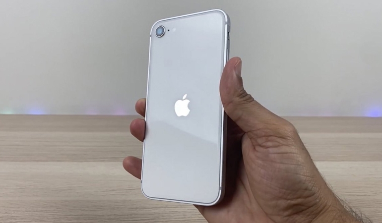 Gözümüze Bir Tanıdık Geldi! En Ucuz iPhone Olacak iPhone SE 3’ün Görüntüleri Sızdırıldı