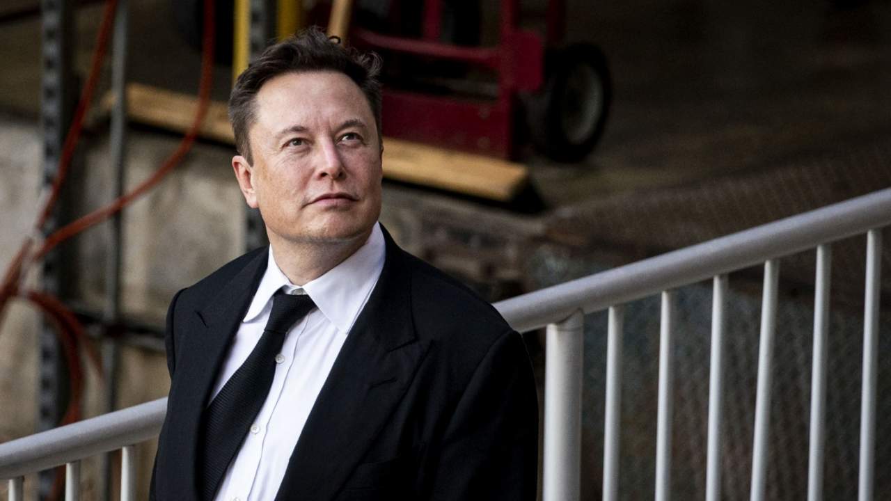 Elon-Musk-looking-up-Getty-1280x720