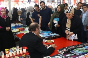 baskan-ozdemir-kitap-imzalatmak-icin-kuyruga-girdi.jpg
