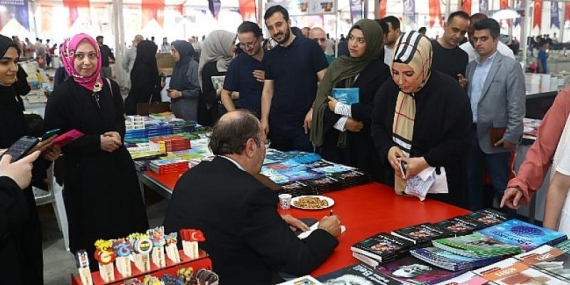 Başkan Özdemir, kitap imzalatmak için kuyruğa girdi