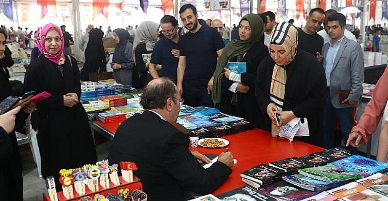 Başkan Özdemir, kitap imzalatmak için kuyruğa girdi
