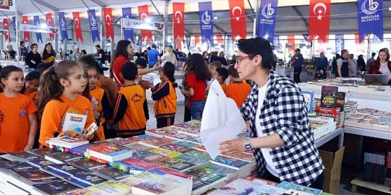 Çocuklar korku kitapları okuyarak eğleniyorlar
