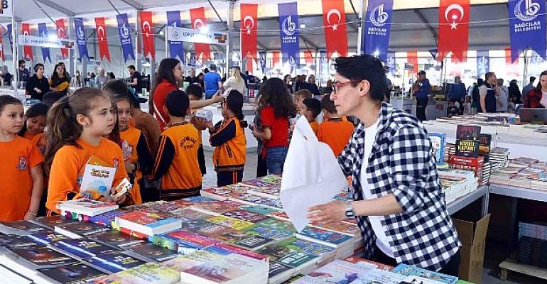 Çocuklar korku kitapları okuyarak eğleniyorlar