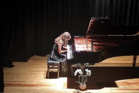 fatma-ege-ergun-izmirde-ilk-konserini-muziksev-de-verdi.jpg