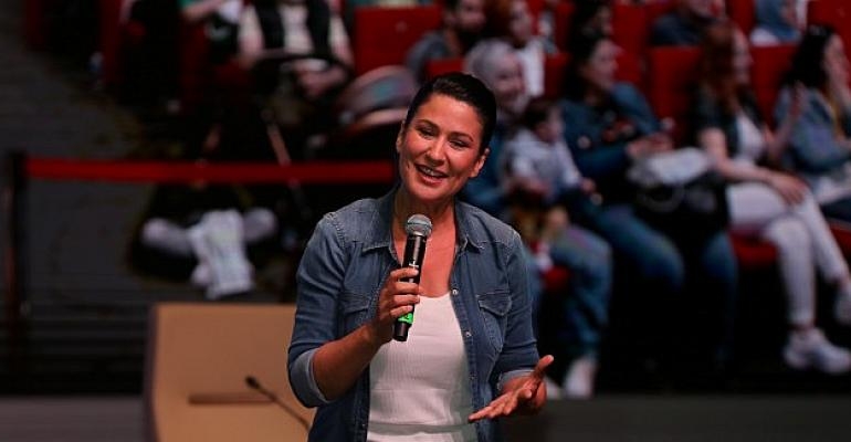 İclal Aydın: ”Kalbim yazmak için çarpıyor”