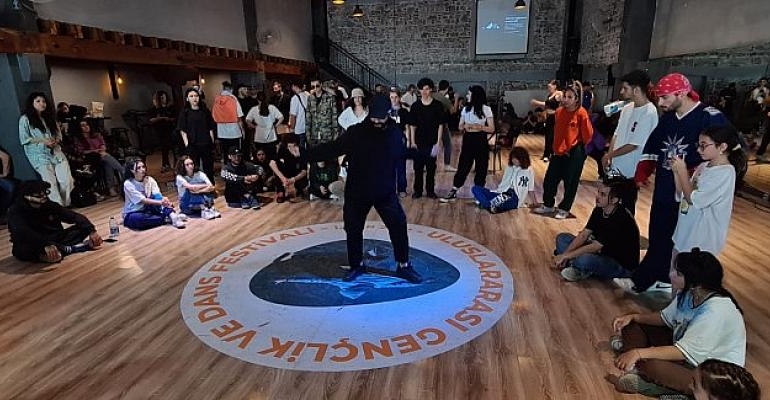 İzmir Uluslararası Gençlik ve Dans Festivali renkli görüntülere sahne oldu