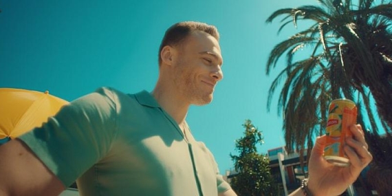 Kerem Bürsin’den aşşşırı sıcaklara cevap!