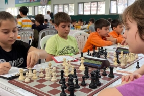 minikler-satrancta-hamle-yapti.jpg