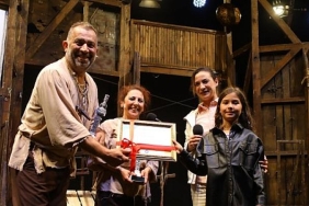 pamucak-sahilinde-ilk-tiyatro-oyunu-bir-baba-hamlet.jpg