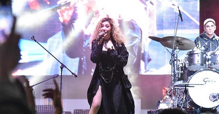 Sena Şener Lüleburgaz’ı salladı!