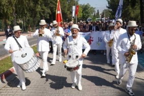 senlik-yuruyusu-renkli-goruntulere-sahne-oldu.jpg