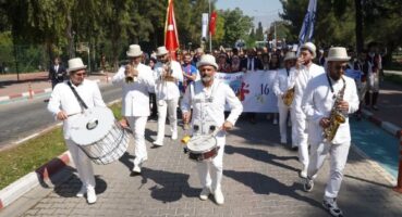 Şenlik yürüyüşü renkli görüntülere sahne oldu