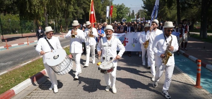 Şenlik yürüyüşü renkli görüntülere sahne oldu