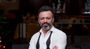 Serhat Kılıç’ın tek kişilik oyunu MÜZİKOMAN-Saçmalıklar Çağı, 8 Haziran’da Zorlu PSM touché’de sahnelenecek