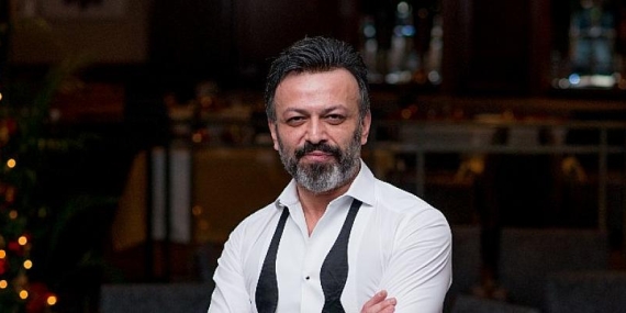 Serhat Kılıç’ın tek kişilik oyunu MÜZİKOMAN-Saçmalıklar Çağı, 8 Haziran’da Zorlu PSM touché’de sahnelenecek