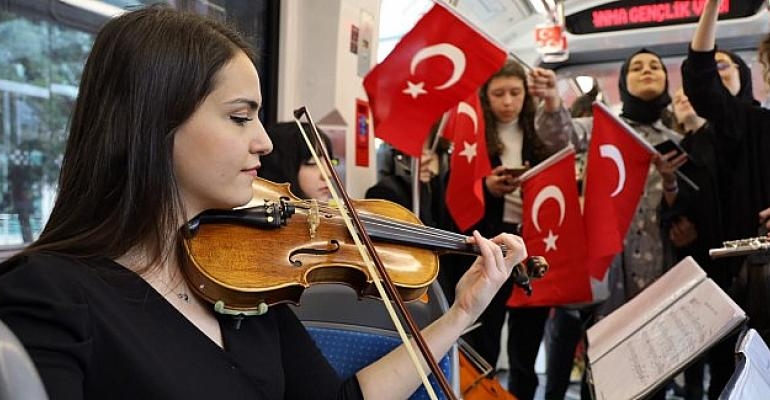 Tramvayda 19 Mayıs coşkusu